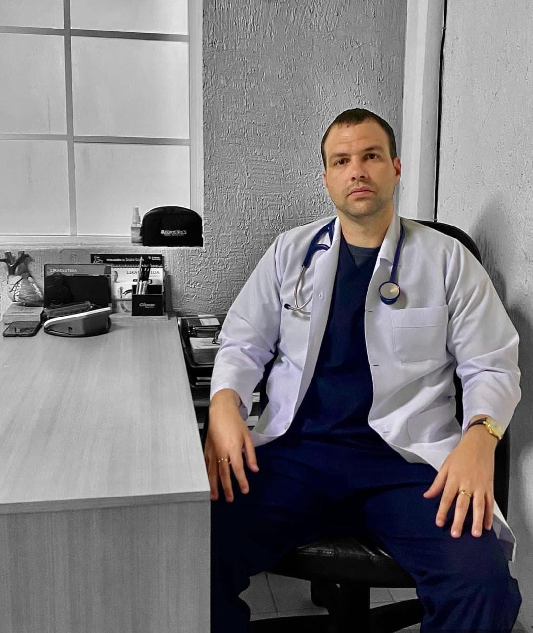 Dr. Miguel Ángel Mantilla Gras en su consultorio